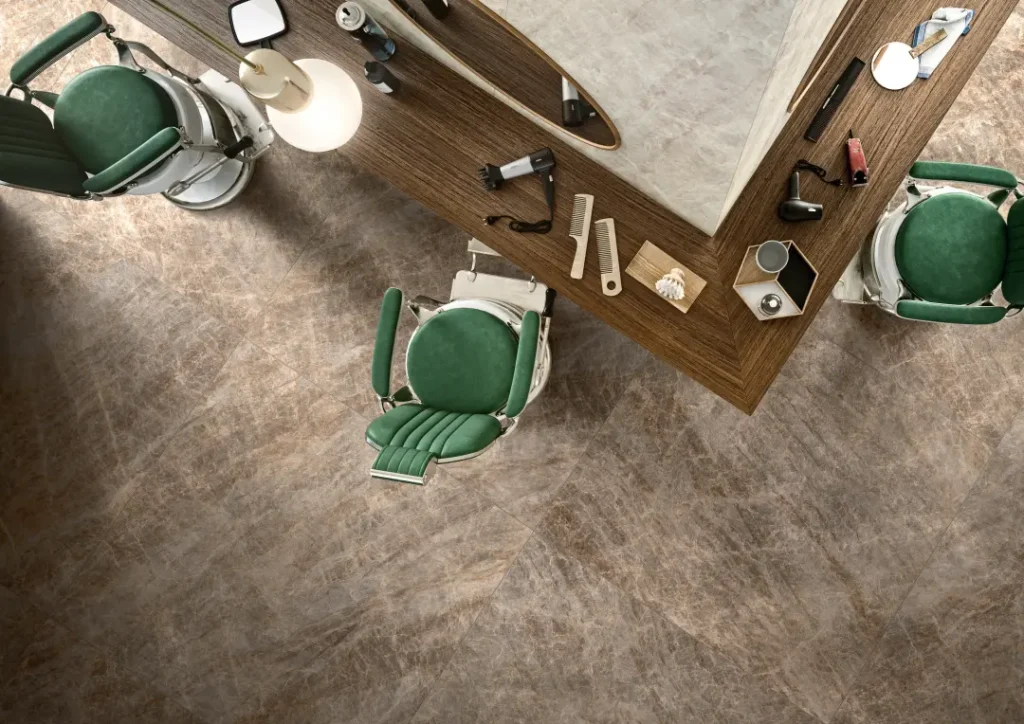 Barbershop enteriőr barna kőhatású Florim Iconic Life padlóburkolattal.