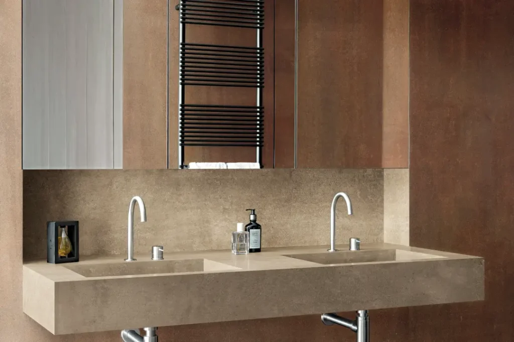 Modern fürdőszoba rozsdabarna Florim Formatech falburkolattal és dupla mosdóval.